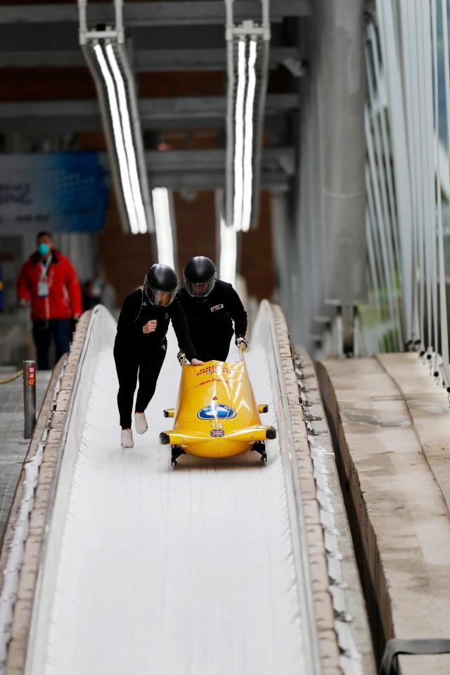 1633674910990028526.jpg 英国雪车队结束滑行后准备收车.jpg